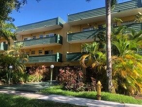 Building Photo - 1975 NE 135th St