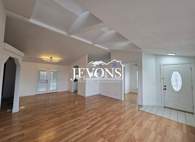 Building Photo - Coming soon! Comfortable Selah Residence with Open Living Space and Easy Commuter Access