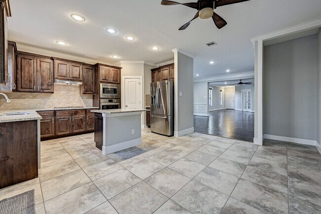 Building Photo - Charming 3-Bedroom Home with Modern Amenit...