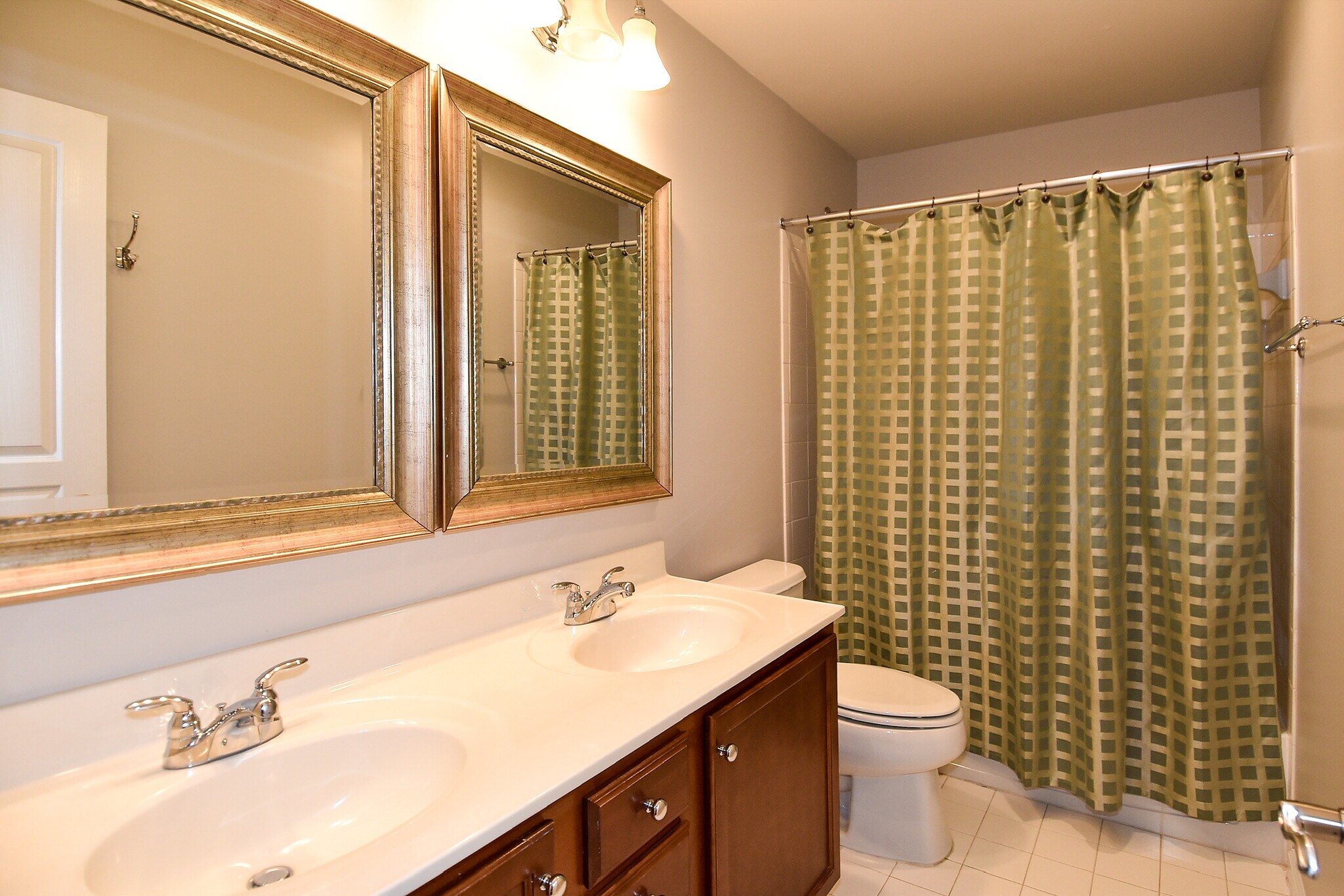 Building Photo - 2602 S Kenmore Ct