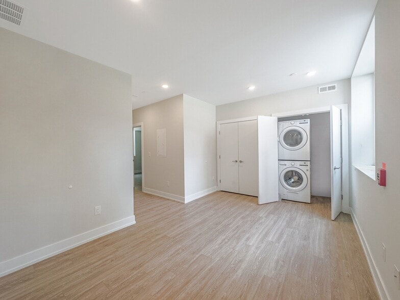 Building Photo - 2155 N Darien St