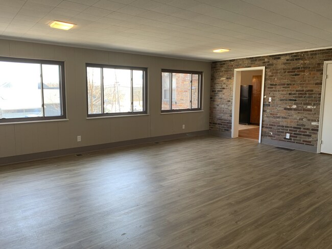Building Photo - 230 W Sharon Rd
