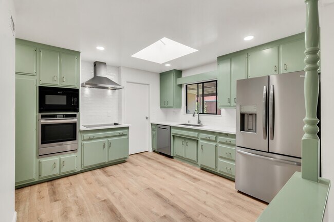 Building Photo - 4820 Cobb Dr