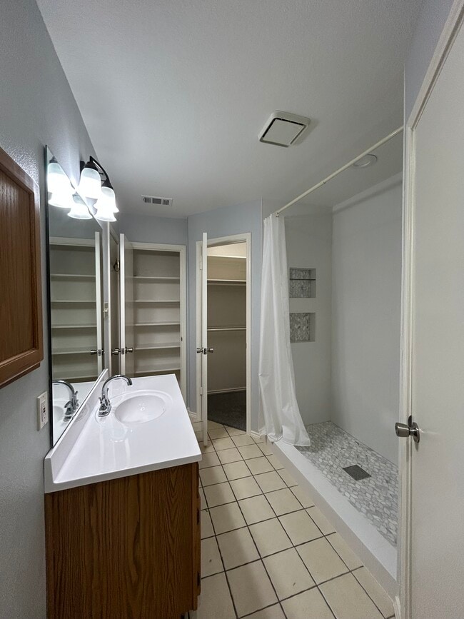 Building Photo - 2320 Aquaduct Dr