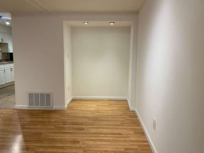 Building Photo - 2-24 Grand St