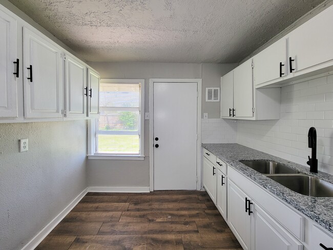 Building Photo - 5815 Southseas St