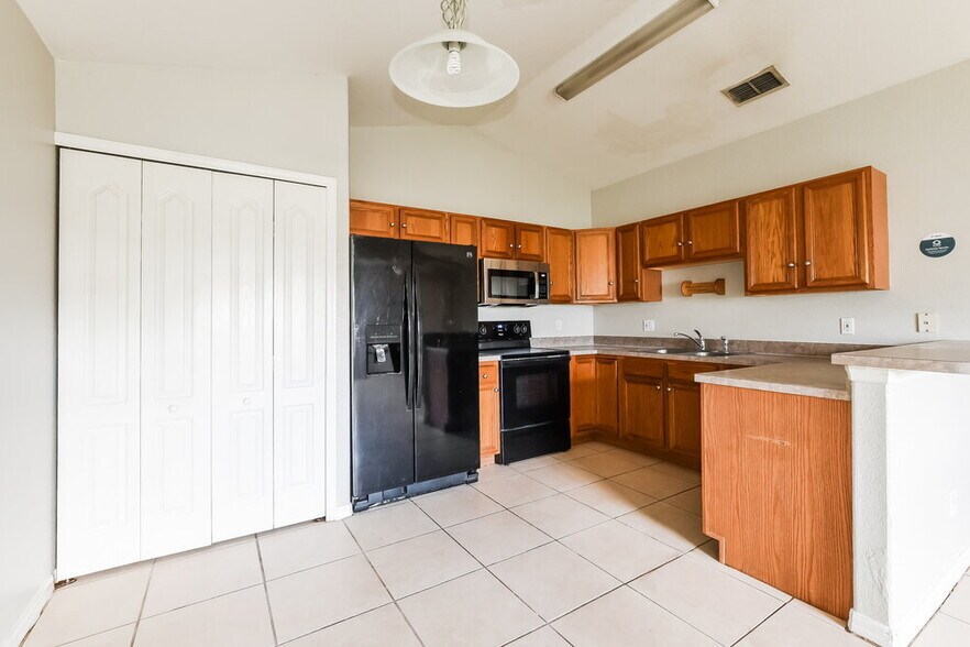 Building Photo - 2728 Regency Oak Ln