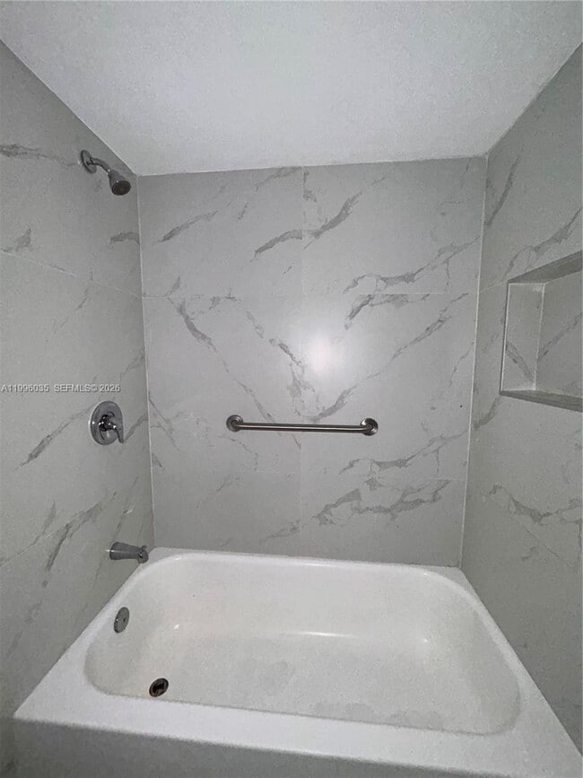 Building Photo - 1720 NW N River Dr