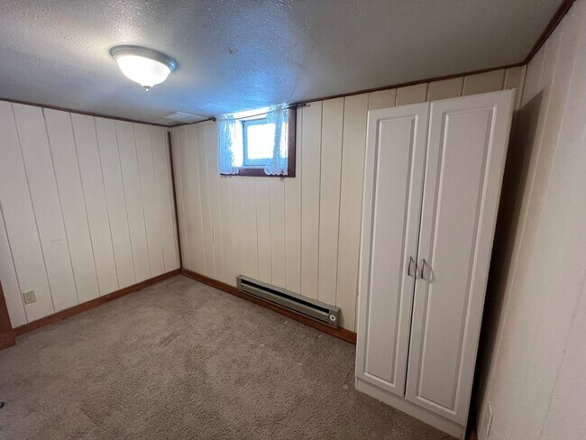 Building Photo - 4 bed 2 bath home centrally located