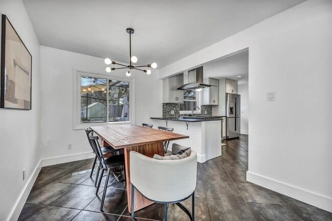 Building Photo - 2805 Silverway Dr