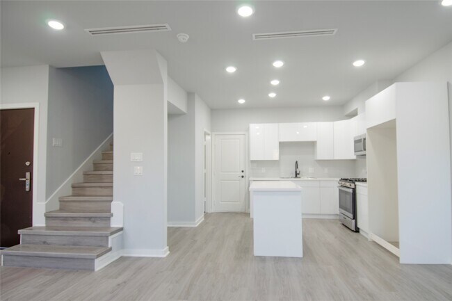 Building Photo - 2832 Mansfield St