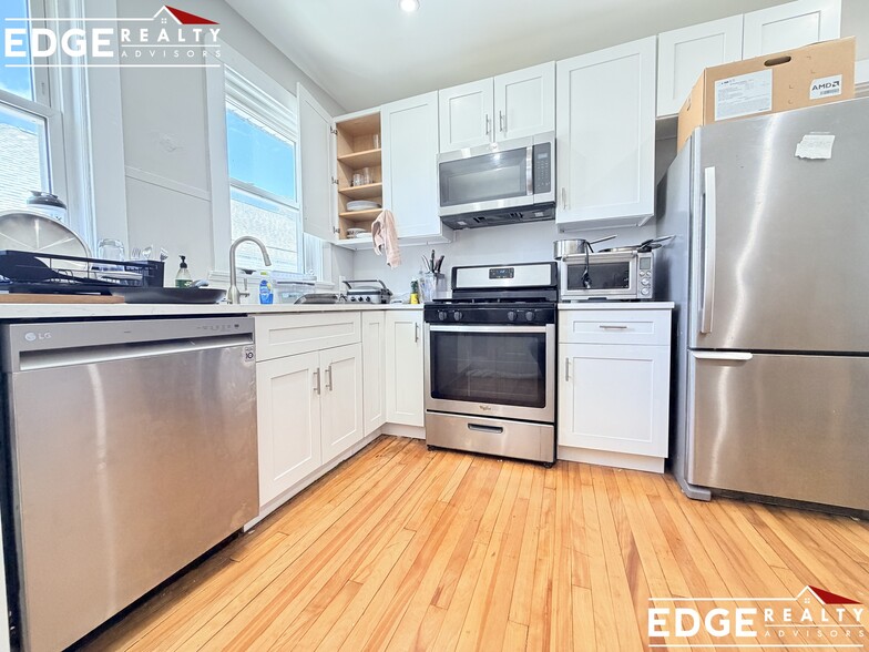 Building Photo - 66 Hunnewell Ave