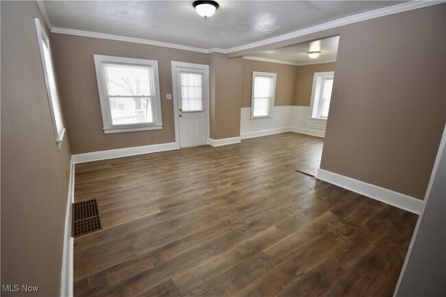 Building Photo - 583 Victoria Ave