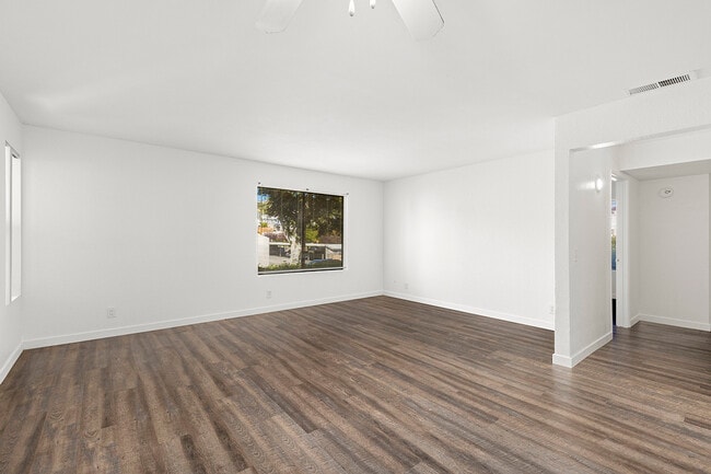 Building Photo - 433 Autumn Dr