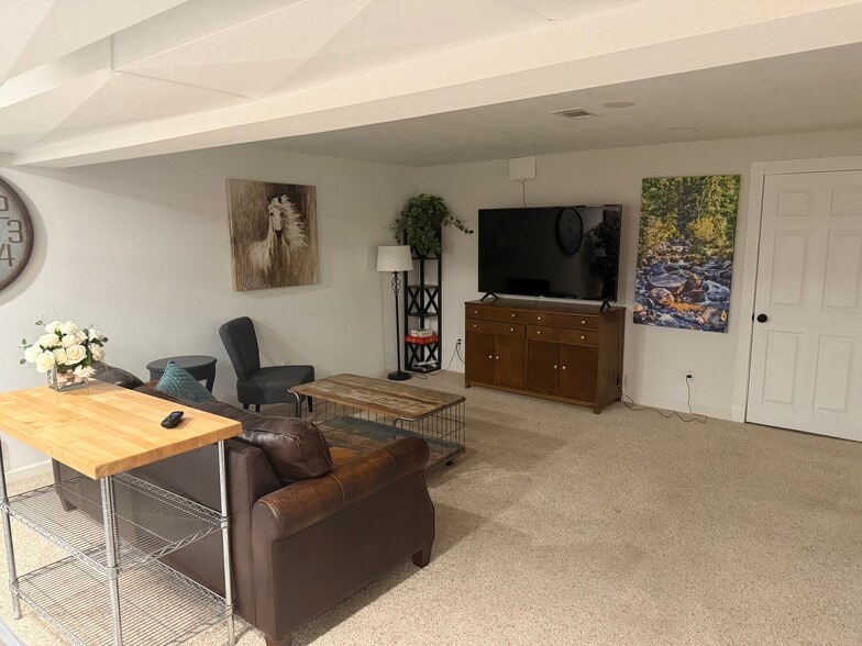 Building Photo - 6373 Ponderosa Way