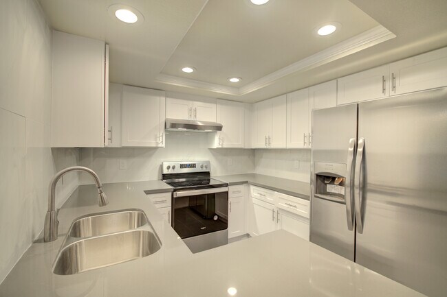 Building Photo - 1270 Bellevue Way NE