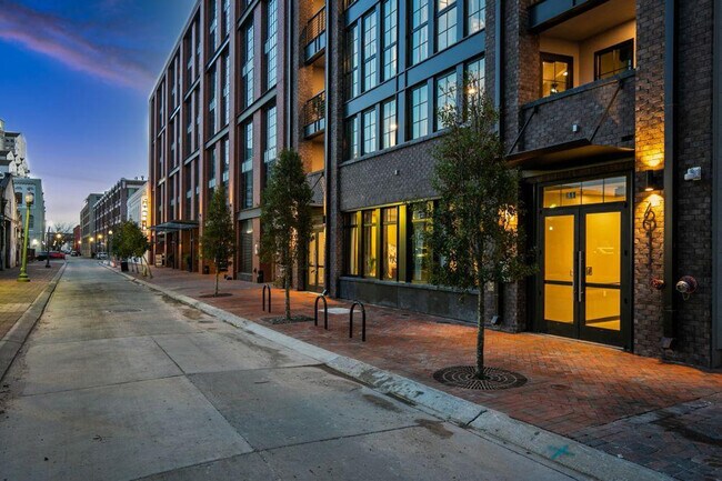 Building Photo - 611 Commerce St