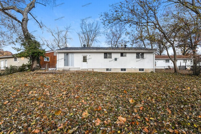 Building Photo - 650 Lilac Dr