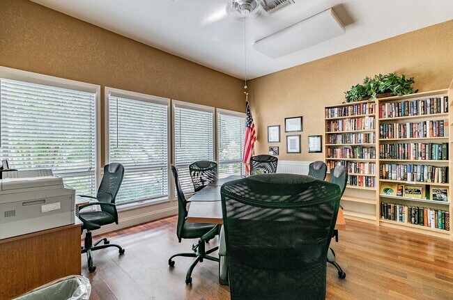 Building Photo - "Charming 3-Bed, 2-Bath Oasis at 1011a Sou...