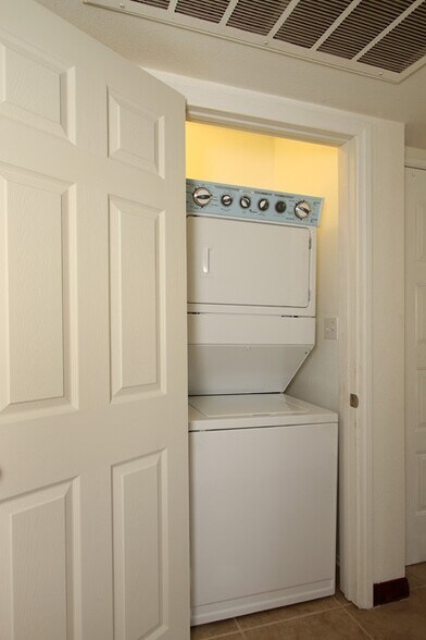 Laundry in the unit - 43376 Cook St