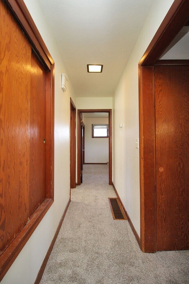 Building Photo - Delightful 3 Bedroom Mid-Century Ranch Hom...