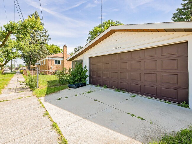 Building Photo - Charming 3-Bedroom Ranch in the Heart of Garden City