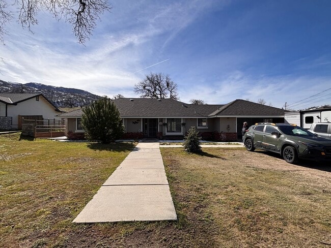 Building Photo - Beautiful Stallion Springs Home With A View!