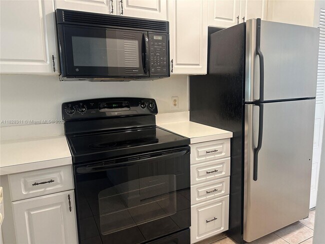 Building Photo - 906 Coral Club Dr