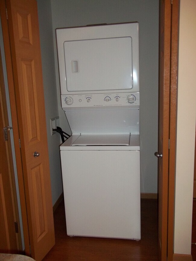 Building Photo - 123 King St