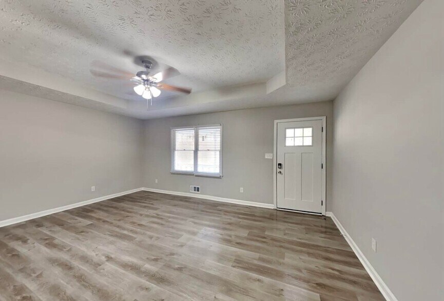 Building Photo - 301 E Country Woods Dr