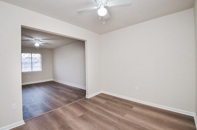 Building Photo - 818 Overland St