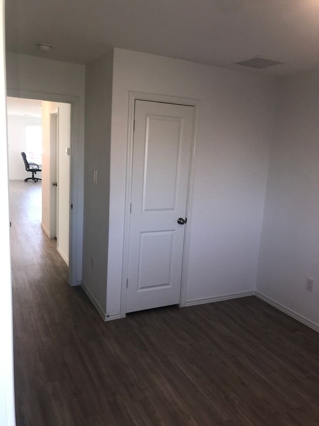 Building Photo - Beautiful home with great amenities!