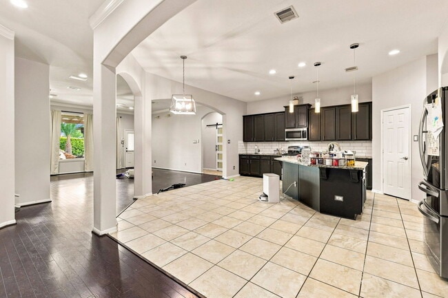 Building Photo - 17915 Creek Bluff Ln