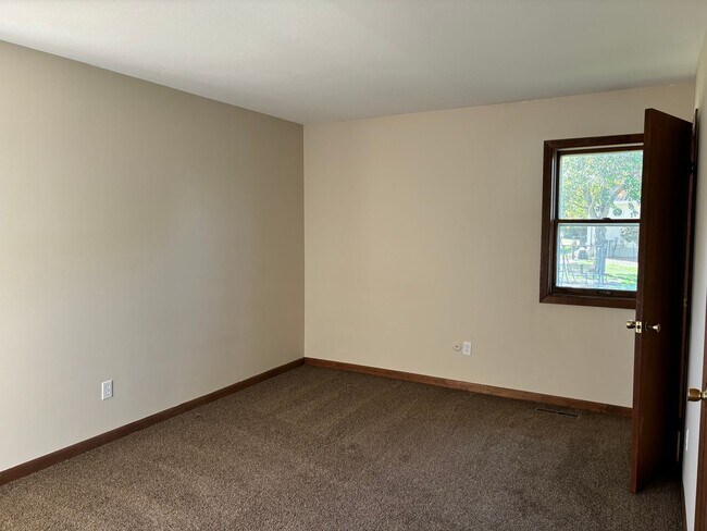 Building Photo - 3 Bedroom, 2.5 Bath House in Thomson, IL