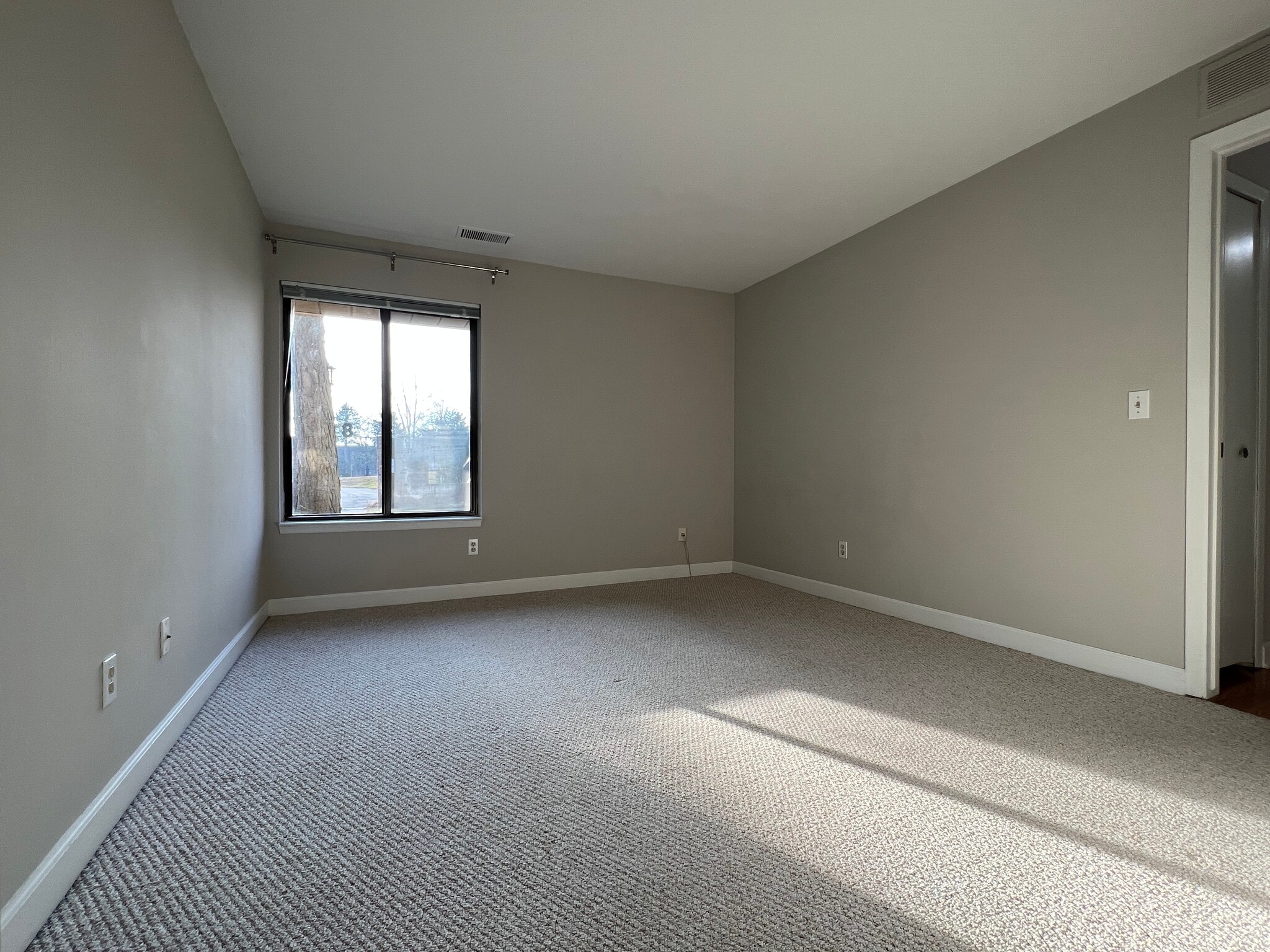 Building Photo - 225 Briarcrest