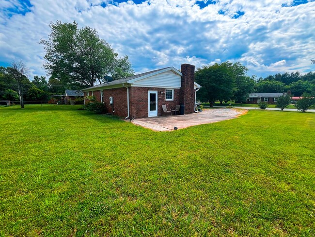 Building Photo - Charming 3 bedroom, 1 1/2 bathroom home in...