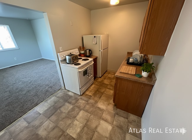 Building Photo - 960 W Moreno Ave