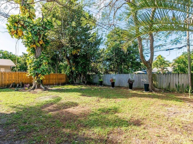 Building Photo - 1413 NW 3rd Ave