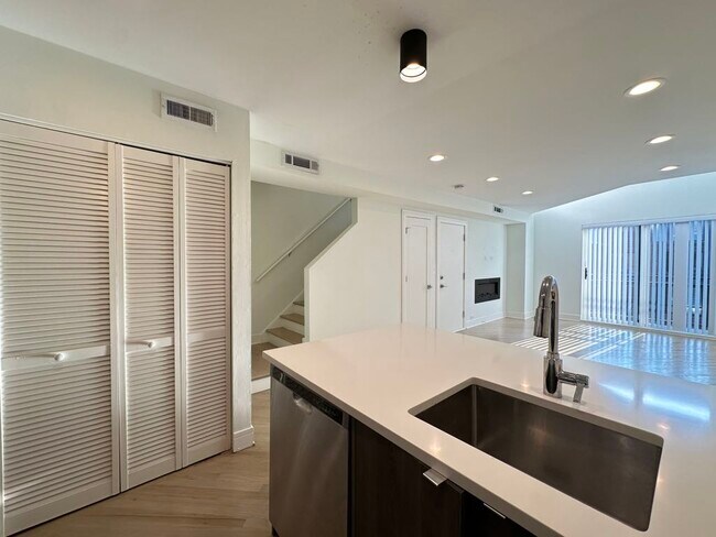 Building Photo - 949 W Grace St