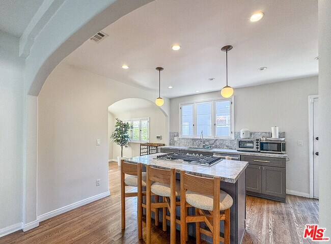Building Photo - 345 Westbourne Dr
