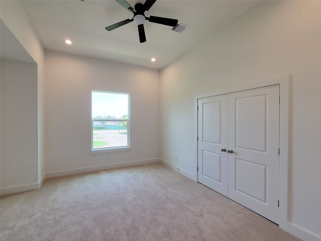 Building Photo - 1542 W Tidwell Rd