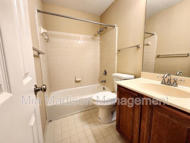 Building Photo - 21 Cobblestone Ct