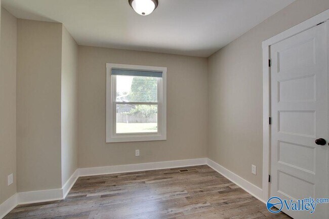 Building Photo - 213 Drake Ave SW