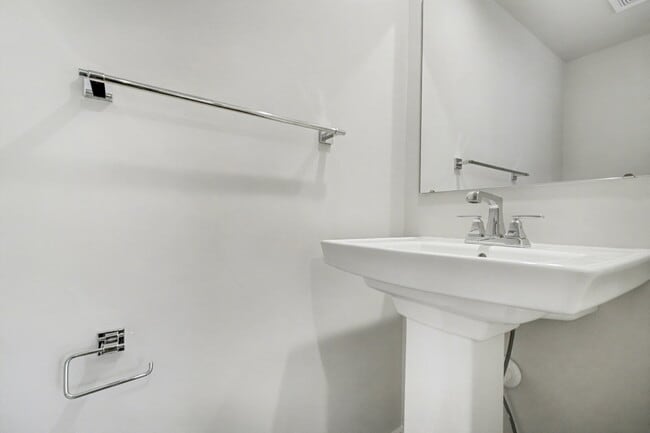 Building Photo - **Special Move-in Offer**  $500 off of the first month's rent.  Exceptional 3-Level Corner Unit T...