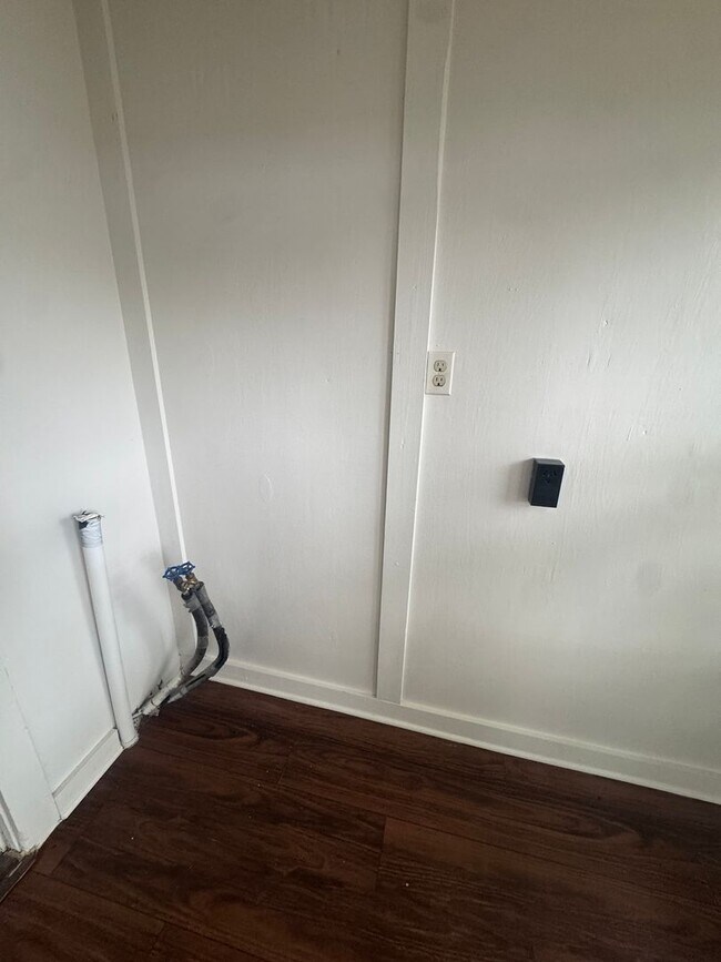 Building Photo - NEWLY RENOVATED - CHARMING 3/2 with STORAGE UNIT and COVERED PARKING
