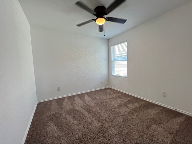 Building Photo - NEWER 4BDRM HOME IN LONDON ISD!