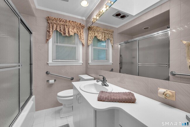 Building Photo - 71 Beach Ave