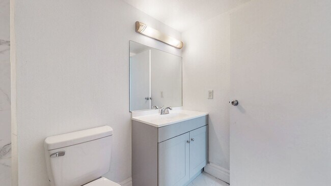 Building Photo - 601 W 11th Ave