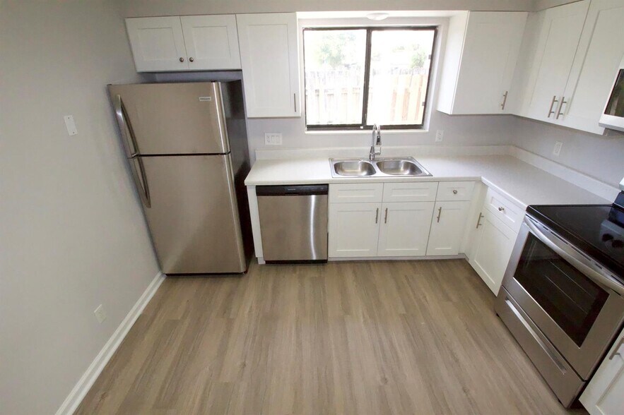 Building Photo - 9220 Roan Ln