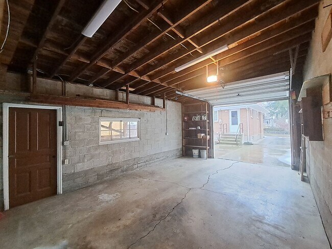 Building Photo - $2,300 - 3 Bed / 2 Bath Rancher Home in Perry District